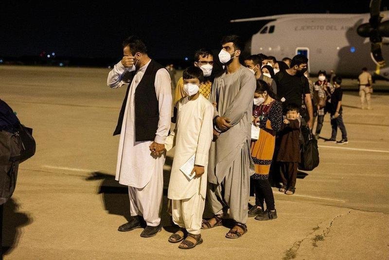  Un hombre emocionado acompañado de varias personas a su llegada a la pista tras bajarse del avión A400M en el que ha sido evacuados de Kabul, a 19 de agosto de 2021, en Torrejón de Ardoz, Madrid, (España). - Alejandro Martínez Vélez - Europa Press 