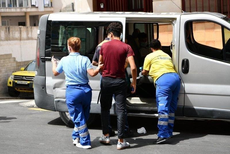  Trabajadores ayudan a uno de los menores marroquíes a las puertas del juzgado - Antonio Sempere - Europa Press 