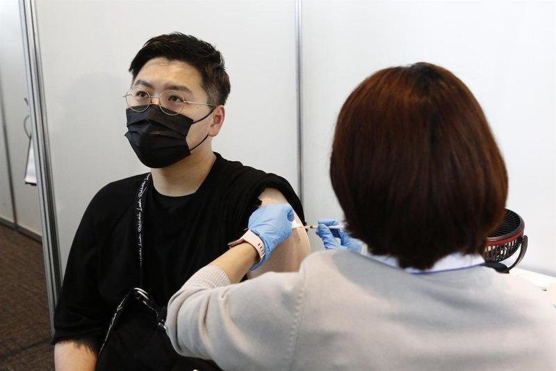  Archivo - 25 June 2021, Japan, Tokyo: A man receives the Moderna coronavirus vaccine at the Tokyo Metropolitan Government building. People involved in the Tokyo 2020 Olympic and Paralympic Games and residents with inoculation tickets received the Moderna - Rodrigo Reyes Marin/ZUMA Wire/dp / DPA - Archivo 