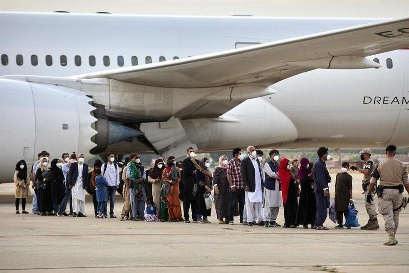  Varios refugiados afganos llegan a la base aérea de Torrejón de Ardoz a 24 de agosto de 2021, en Madrid (España) - Jesús Hellín - Europa Press 