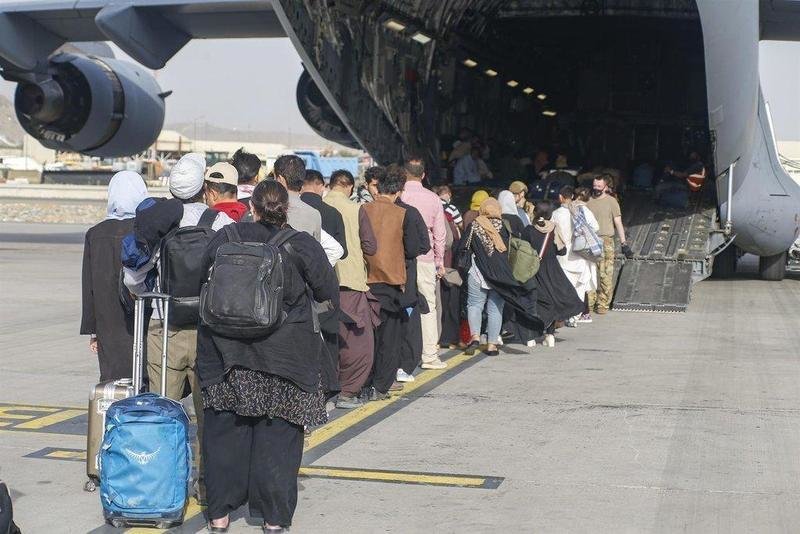  Personas esperan para ser evacuadas en un avión militar estadounidense en el aeropuerto de Kabul - Nicholas Guevara/U.S. Marines vi / DPA 