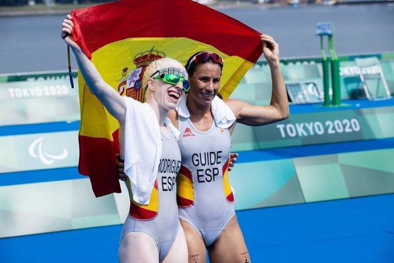 Susana Rodríguez y su guía Sara Loehr logran el oro en la competición de triatlón femenino PTVI. Odaiba Marine Park. 28/08/21. Juegos Paralímpicos Tokio 2020. © Mikael Helsing / CPE.