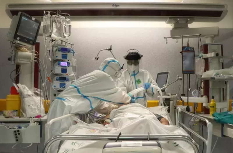  Facultativos atienden a un paciente con Covid-19 en la UCI del Hospital Reina Sofía de Córdoba. - JUNTA DE ANDALUCÍA - Archivo 