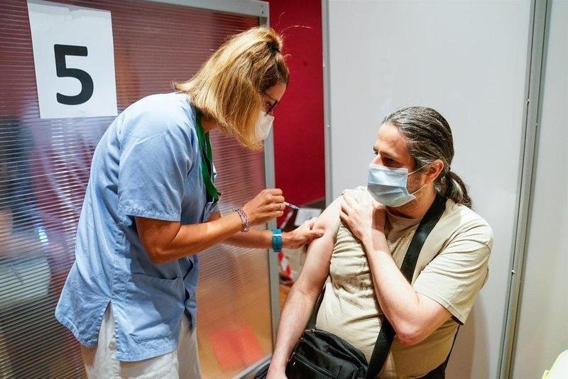  Un hombre recibe la primera dosis de la vacuna de Pfizer-BioNTech contra el Covid-19, a 9 de junio de 2021, en el Hospital Severo Ochoa de Leganés, Leganés, Madrid, (España). 