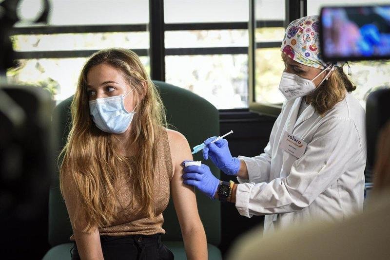  Estudiante Erasmus de la UV recibiendo la vacuna contra la Covid-19. - JORGE GIL -EUROPA PRESS 