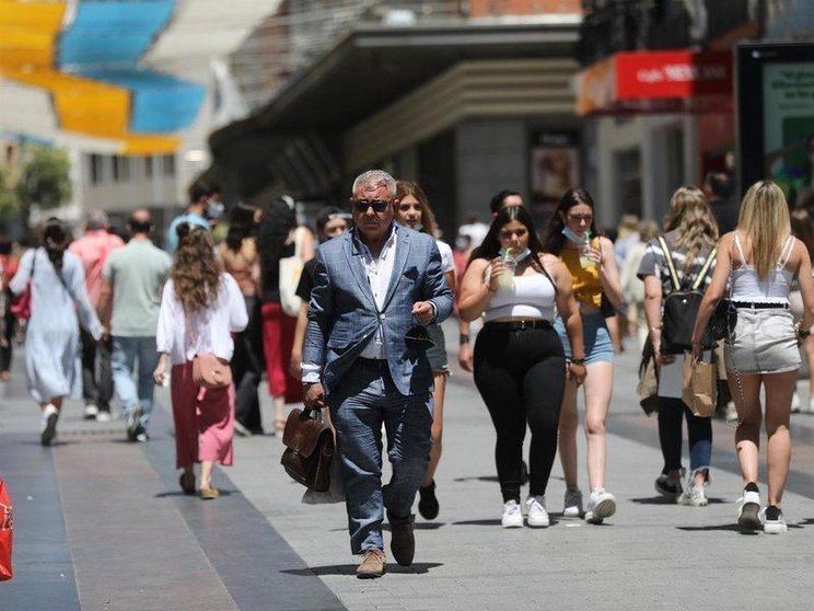  Varias personas caminan sin mascarilla en el centro de la capital, a 28 de junio de 2021, en Madrid, (España). - Isabel Infantes - Europa Press 