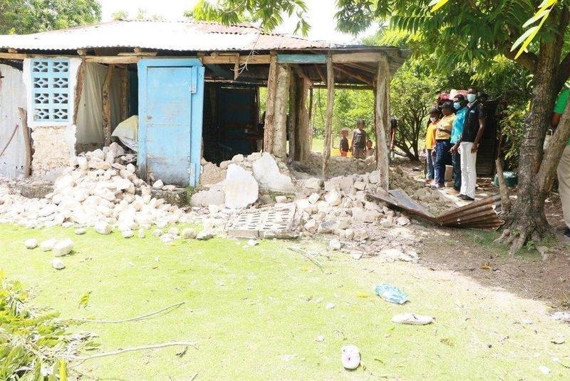  Varias personas observan los daños causados en un edificio tras el terremoto en Haití - ALDEAS INFANTILES SOS HAITÍ 