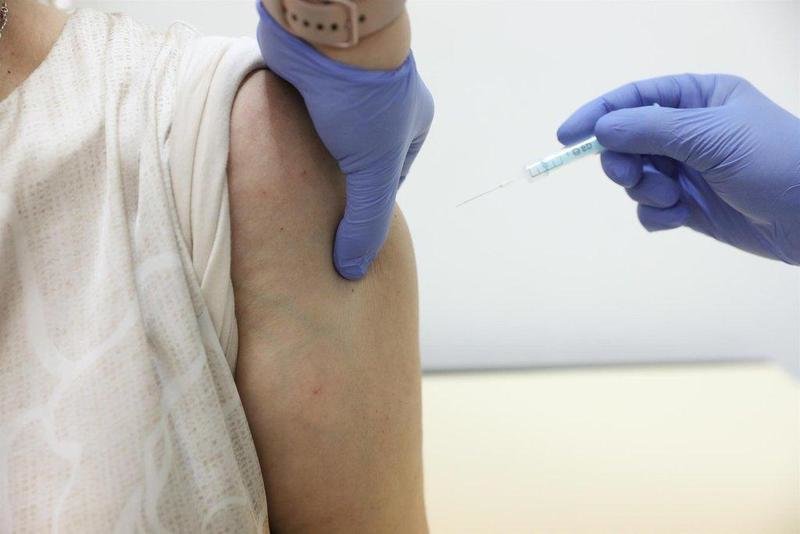 Una persona recibe la vacuna de Moderna contra el Covid-19, en el Centro de Vacunación de la calle General Oraa, a 7 de mayo de 2021, en Madrid (España). - Europa Press 