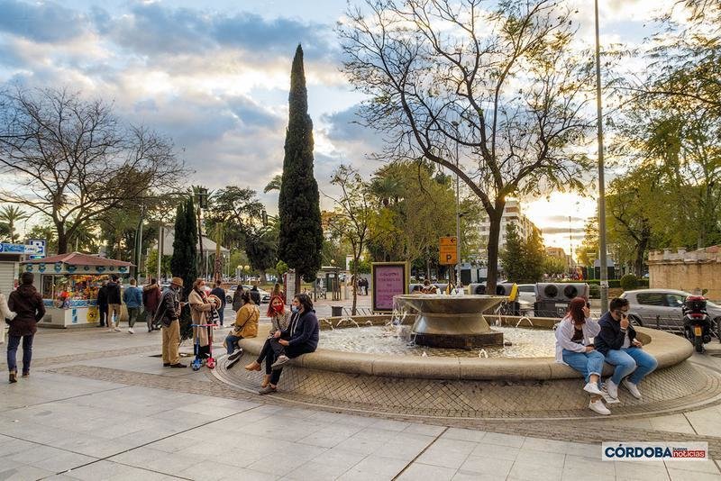  Personas sentadas en la fuente en Paseo de la Victoria. / José León 