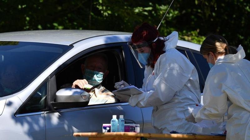  Un hombre se somete a un test de coronavirus desde su coche en Alemania 