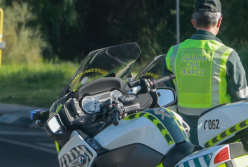  Archivo - Un agente de la Guardia Civil de Tráfico con su moto durante la campaña de la DGT. - Ricardo Rubio - Europa Press - Archivo 
