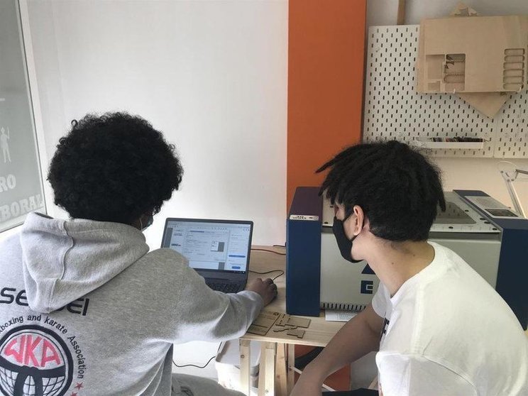  Jóvenes estudiantes de FP frente a un ordenador. 
