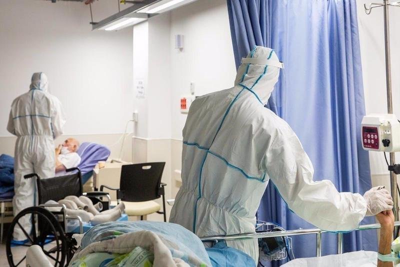  Trabajadores sanitarios con pacientes de COVID-19 en Israel-Europa Press 
