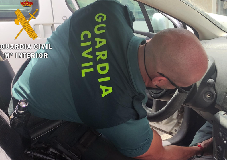  Un agente de la Guardia Civil inspecciona un vehículo. - GUARDIA CIVIL 