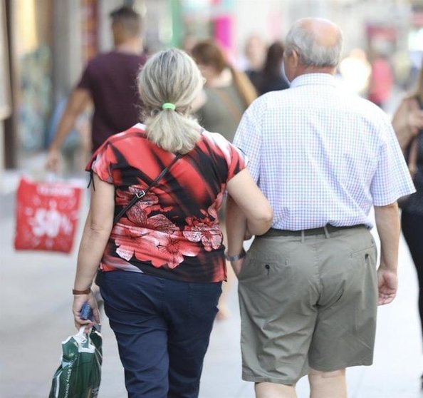  Archivo - Un pareja de jubilados pasea del brazo por una calle de Madrid. - Marta Fernández Jara - Europa Press - Archivo 