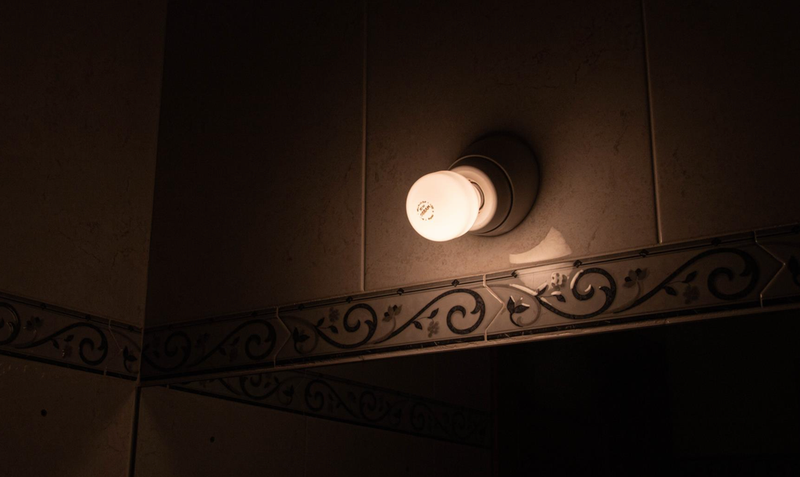  Una lámpara encendida en el interior de una casa - David Obach - Europa Press 