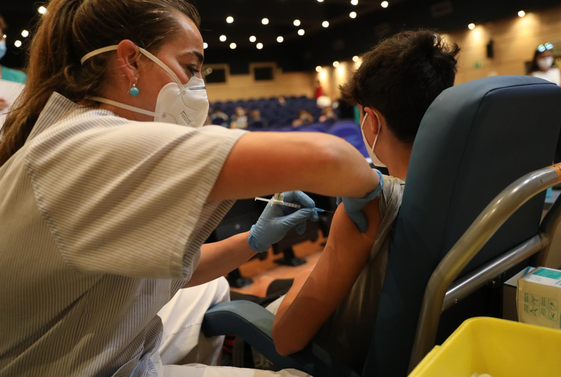 Una sanitaria vacuna a un menor en las instalaciones del Hospital General Universitario Gregorio Marañón - Isabel Infantes - Europa Press 