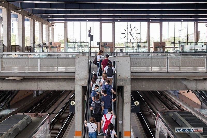  Grupo de personas subiendo por unas escaleras de la estación de trenes de Córdoba / Pilar Gázquez. 