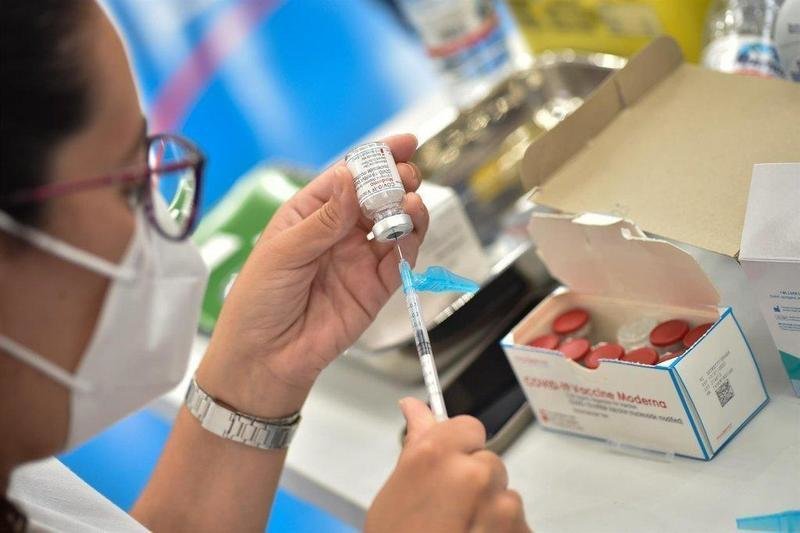  Sanitaria preparando dosis de la vacuna Moderna en Alcantarilla (Murcia) - JAVI CARRIÓN/EUROPA PRESS 