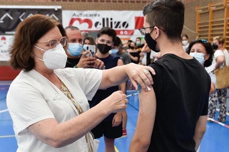  Un joven recibe la primera dosis de la vacuna Moderna en el Pabellón Jara Carrillo, a 3 de agosto de 2021, en Alcantarilla, Murcia (España). - Javier Carrión - Europa Press 