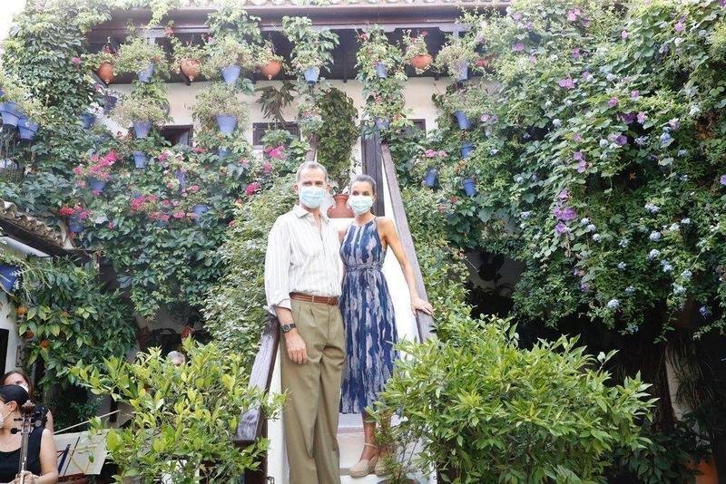  Los Reyes de España, Felipe VI y Doña Letizia, en una visita a los patios de Córdoba el año pasado. 