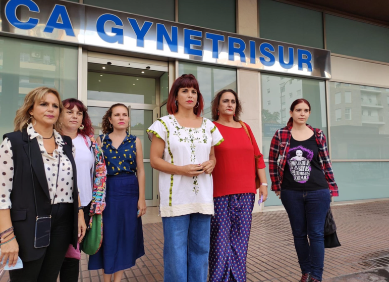 La portavoz de Adelante Andalucía, Teresa Rodríguez (centro), a las puertas de una clínica donde se realizan abortos. - ADELANTE ANDALUCÍA 