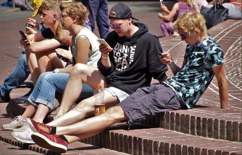  Jóvenes mirando teléfono móvil - EUROPA PRESS 