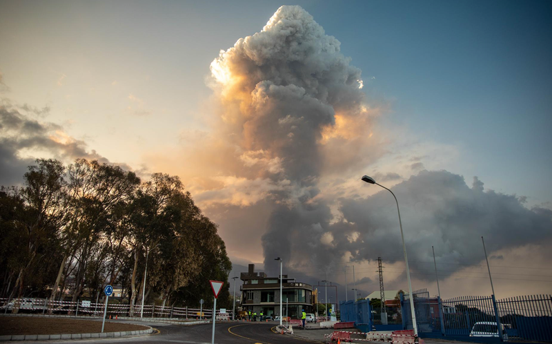  El volcán de ‘Cumbre Vieja’ emite una gran columna de ceniza - Kike Rincón - Europa Press 