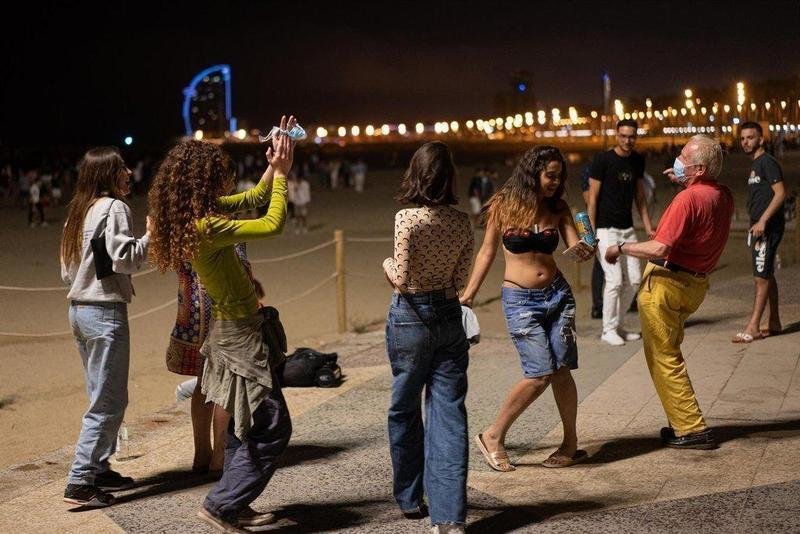  Archivo - Un grupo de chicas y un señor bailan a pié de playa, a 27 de junio de 2021, en Barcelona, Catalunya (España). Este jueves 24 de junio, en un Consejo de Ministros extraordinario, el Gobierno de España aprobó que las mascarillas dejasen de ser obl - Pau Venteo - Europa Press - Archivo 