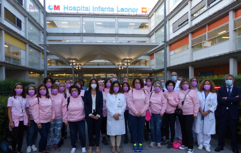 <p> Dieciséis pacientes tratadas de cáncer de mama en el Hospital Universitario Infanta Leonor acompañadas por profesionales del centro. - HOSPITAL UNIVERSITARIO INFANTA LEONOR </p>