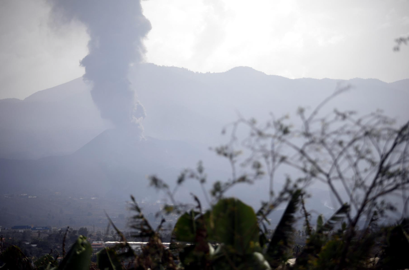 <p> El volcán de Cumbre Vieja en La Palma emite fumarolas de humo, a 27 de septiembre en Las Manchas, La Palma - Kike Rincón - Europa Press </p>