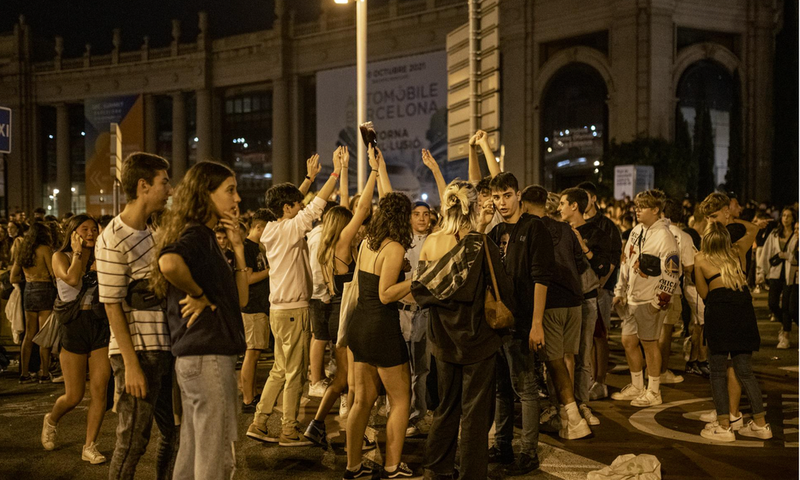 <p> Grupos de personas se concentran en la vía pública durante el primer día de las fiestas de la Mercè, a 24 de septiembre de 2021, en Barcelona, Cataluña (España). - Lorena Sopêna - Europa Press </p>