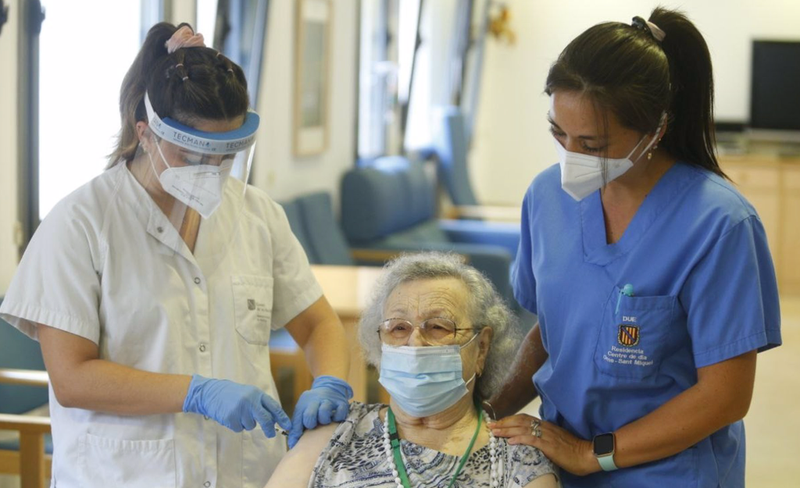 <p> Una usuaria de la residencia Oms-Sant Miquel, en Palma, recibe la tercera dosis de la vacuna contra la COVID-19. - CONSELL DE MALLORCA </p>