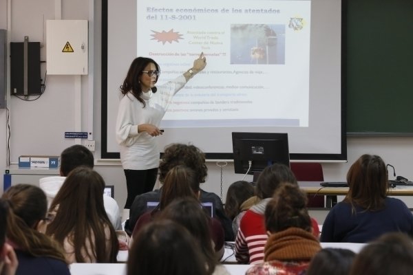 <p> Profesora dando clase en la Universidad de Córdoba. UCO </p>