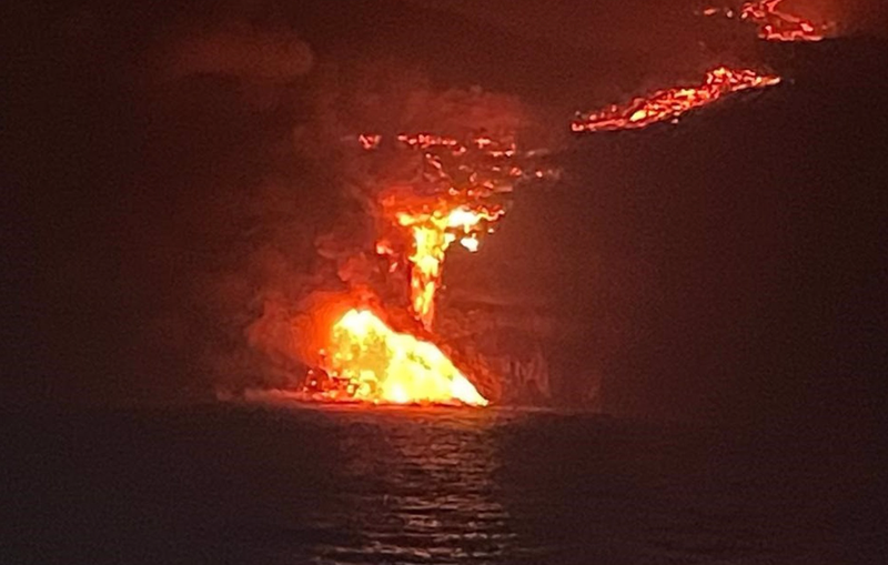 <p> La colada de lava en el momento en que alcanza el mar en la isla de La Palma, en una imagen tomada desde el buque oceanográfico Ramón Margalef - INSTITUTO ESPAÑOL DE OCEANOGRAFÍA </p>