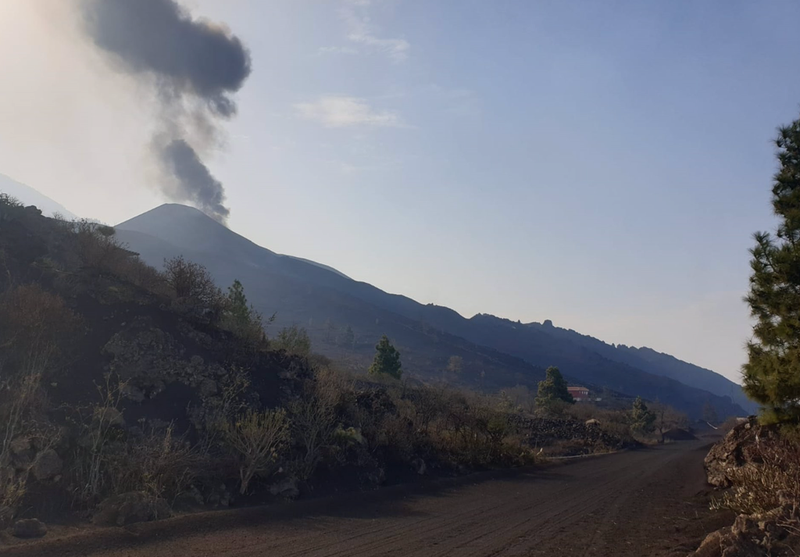 <p> El cono principal del volcán de Cumbre Vieja vuelve a emitir lava - INVOLCAN </p>