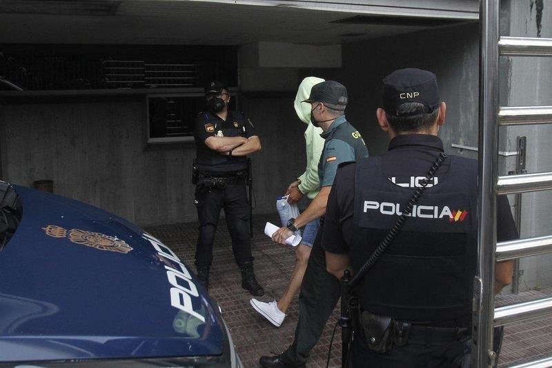 <p> Uno de los acusados por el crimen de Samuel Luiz llega al juzgado de A Coruña. EUROPA PRESS </p>