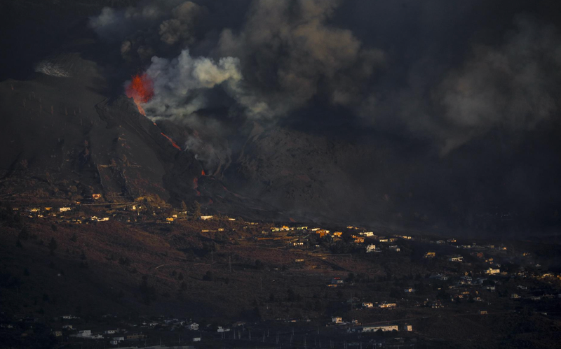 <p> La colada de lava del volcán de Cumbre Vieja se dirige hacia el mar, a 29 de septiembre de 2021, en La Palma, Islas Canarias (España). La lava que ha alcanzado el mar en la isla de La Palma ha creado ya una "isla baja" de más de medio kilómetro de ancho, - Kike Rincón - Europa Press </p>