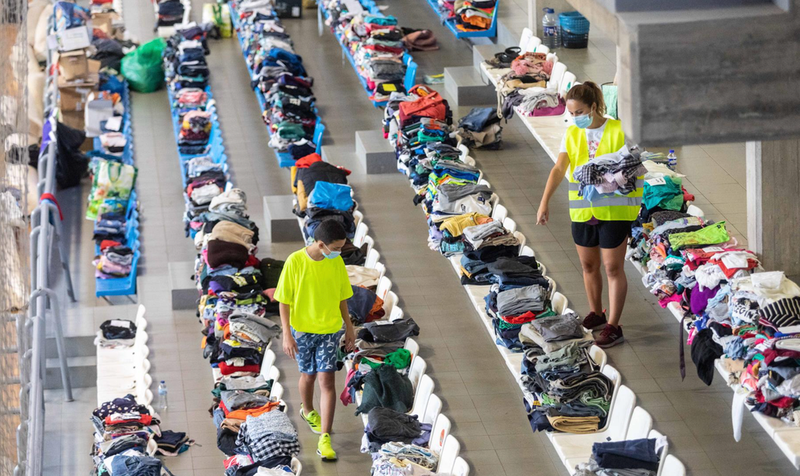 <p> Varias personas colaboran y apilan ropa y objetos en el Polideportivo Severo Rodríguez, donde se almacenan donaciones para los afectados por la erupción del volcán de Cumbre VIeja - Kike Rincón - Europa Press </p>