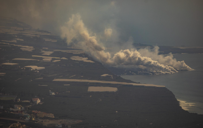 Vista general de la nube tóxica formada por el contacto de la lava del volcán de Cumbre Vieja con el mar, desde el mirador de El Time de La Palma, a 30 de septiembre de 2021, en La Palma, Santa Cruz de Tenerife, Canarias (España). - Kike Rincón - Europa Press