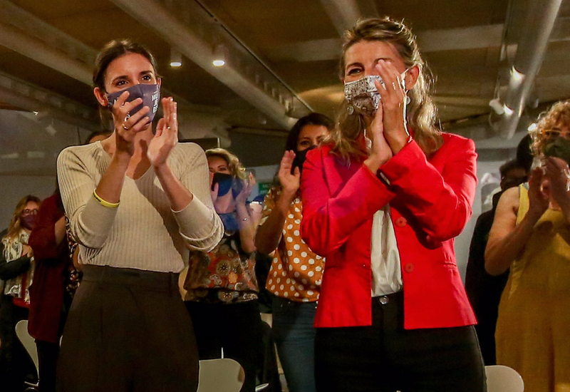 <p> La ministra de Igualdad, Irene Montero (i) y la vicepresidenta segunda del Gobierno y ministra de Trabajo y Economía Social, Yolanda Díaz (d), aplauden en el encuentro 'El feminismo de la cuarta ola: una nueva generación de derechos feministas' - Ricardo Rubio - Europa Press </p>