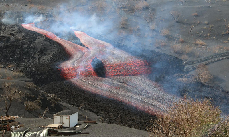 <p> Nueva colada surgida tras la aparición de dos nuevas bocas en el volcán de La Palma - INVOLCAN </p>