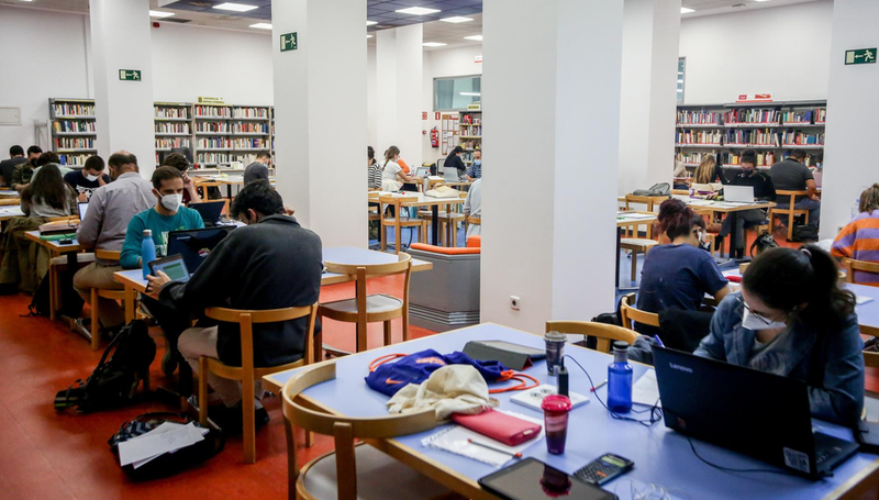 <p> Varias personas en una de las salas de la biblioteca pública Elena Fortún, el primer día de fin de las restricciones de aforo en Madrid, a 4 de octubre de 2021, en Madrid (España). - Ricardo Rubio - Europa Press </p>