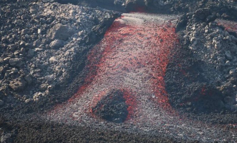 <p> Salida de uno de los tubos de lava del volcán de La Palma - INVOLCAN </p>