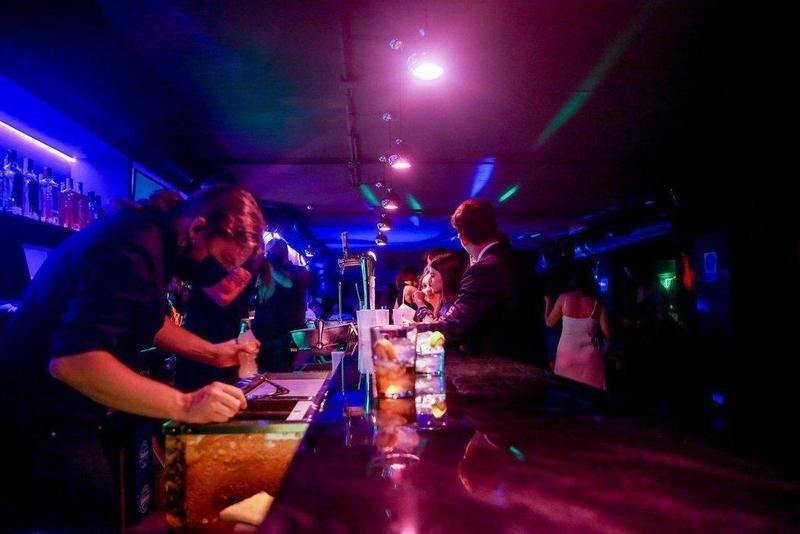 <p> Personas en la barra una discoteca de Madrid </p>