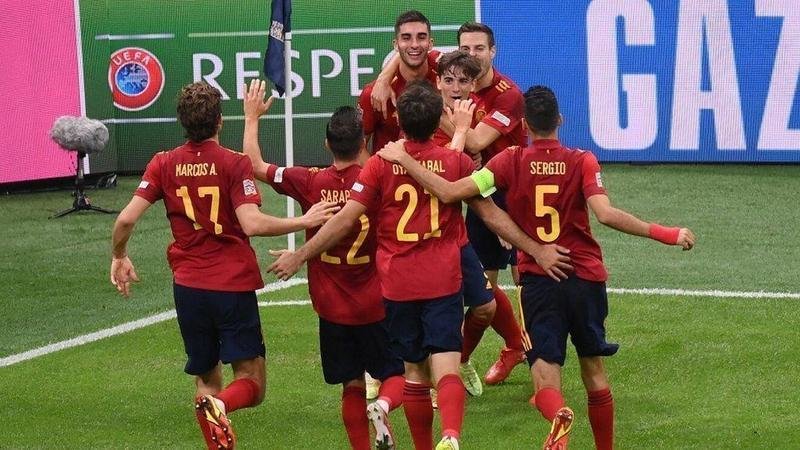 <p> La Selección española celebrando un tanto ante Italia </p>