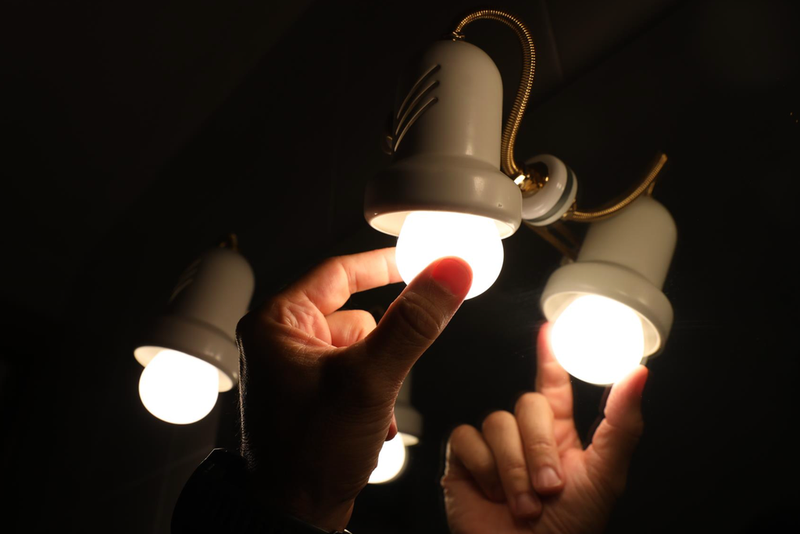<p> Una persona cambia la bombilla de una lámpara - Marta Fernández - Europa Press </p>