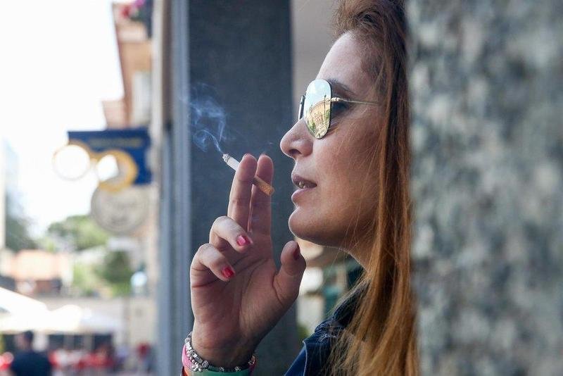 <p> Archivo - Mujer fumando un cigarro. - Ricardo Rubio - Europa Press - Archivo </p>