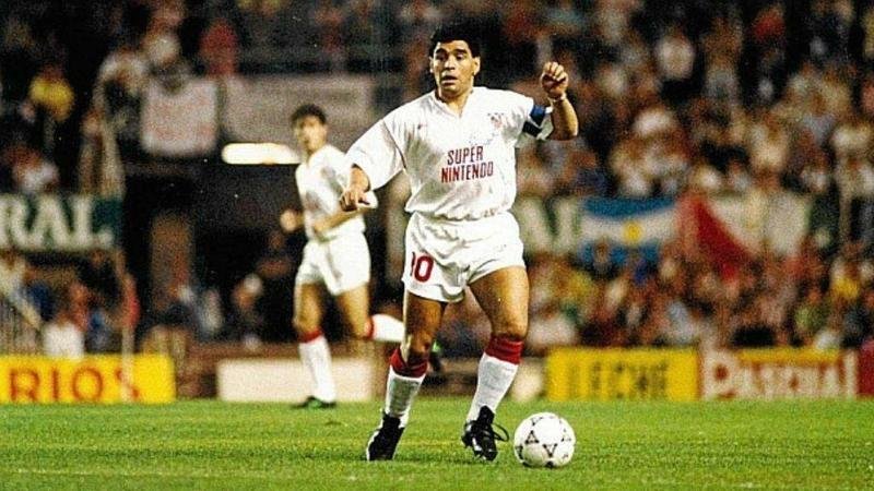 <p> Diego Maradona en su paso por el Sevilla </p>
