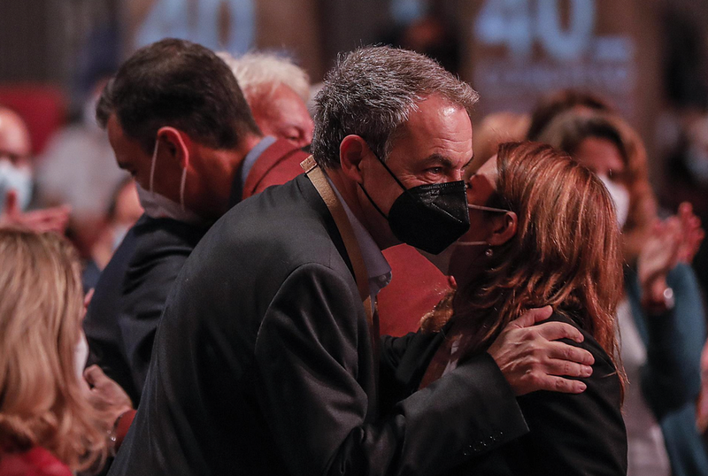 <p> El expresidente del Gobierno José Luis Rodríguez Zapatero saluda a la vicesecretaria general del PSOE, Adriana Lastra. - Rober Solsona - Europa Press </p>